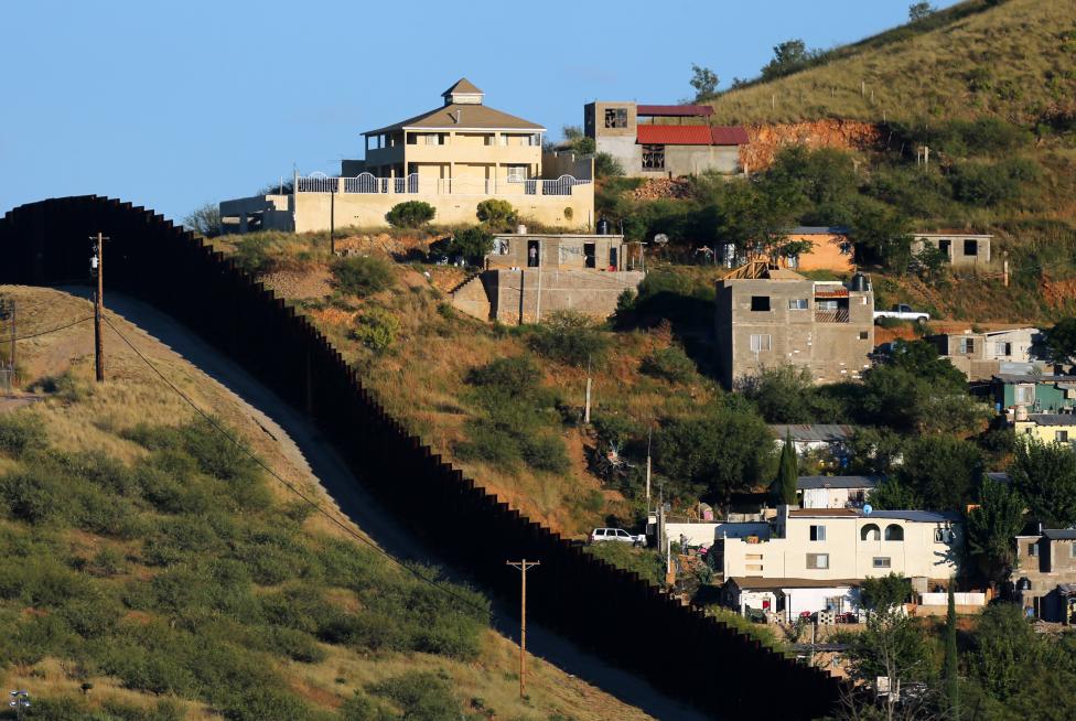 Las estructuras, cercas y muros marcan la frontera entre Estados Unidos y México. FOTO Reuters