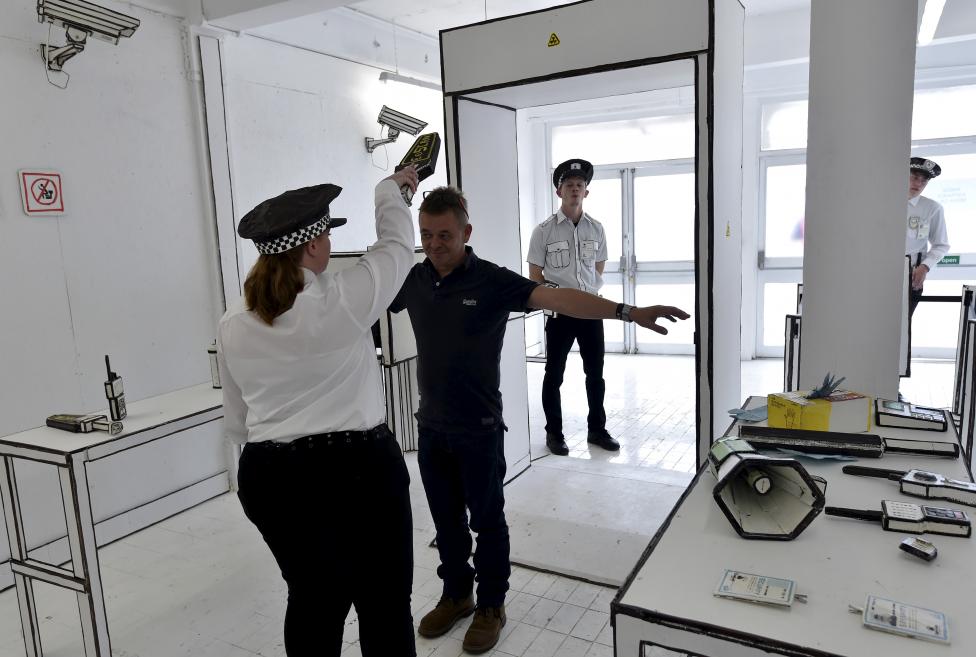 Banksy es un artista urbano mundialmente conocido rodeado de misterio y polémica, del que se conocen pocos datos sobre su biografía, y que debe su popularidad a sus satíricos dibujos que denuncian los problemas de la sociedad actual. FOTO Reuters