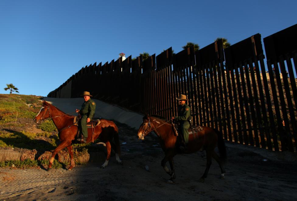 Agentes de la patrulla fronteriza de Estados Unidos patrullan a caballo en la frontera México-Estados Unidos, cerca de San Diego, California. FOTO Reuters