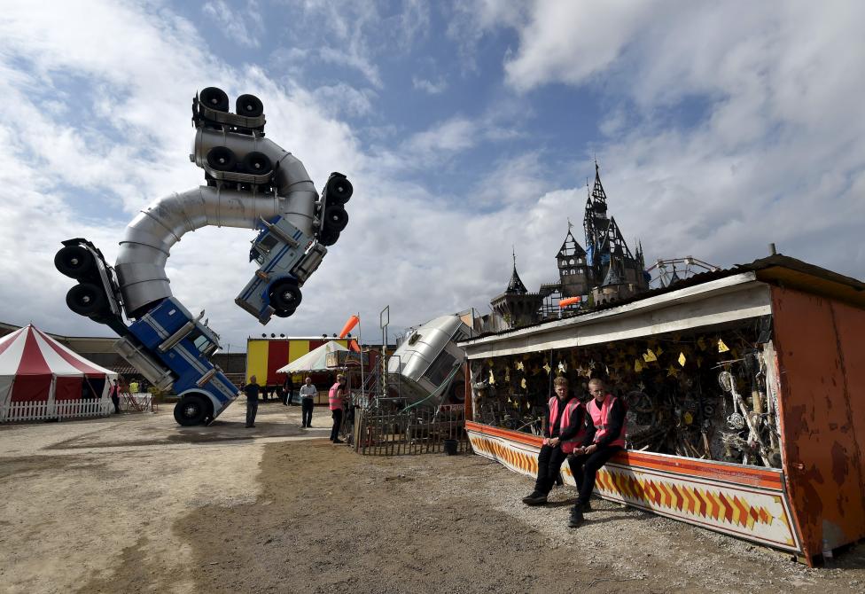 Los visitantes que acceden al recinto se encuentran con un castillo a medio derruir, camiones de policía, barcas cargadas de refugiados y ferias en las que no se puede obtener premio alguno. FOTO Reuters