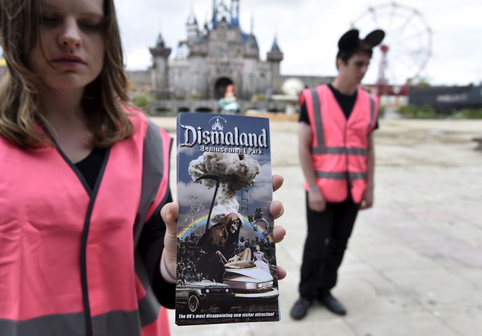 Hace seis años, Banksy, que se dio a conocer en la década de 1980 como grafitero, atrajo a 300.000 visitantes a la exposición Banksy contra el Museo de Bristol, en la que transformó la pinacoteca en un museo de Historia antinatural. FOTO Reuters