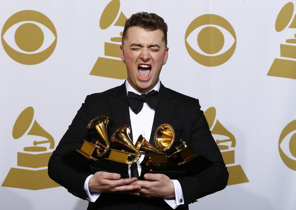 El cantante Sam Smith posa con sus premios por Mejor Nuevo Artista, Mejor Artista Pop / Álbum Vocal por “En el Lonely Hour” y Canción del Año y Disco del Año por “Stay With Me“ en la sala de prensa en la 57a edición de los Premios Grammy en Los Angeles, California, el 8 de febrero de 2015. FOTO REUTERS 