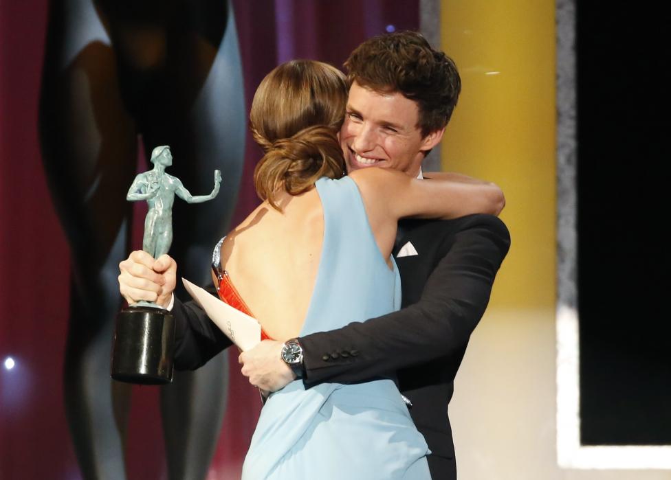 Brie Larson recibió de Eddie Redmayne el premio a la Mejor Interpretación de un Actriz en un papel principal por su trabajo en Room. FOTO Reuters