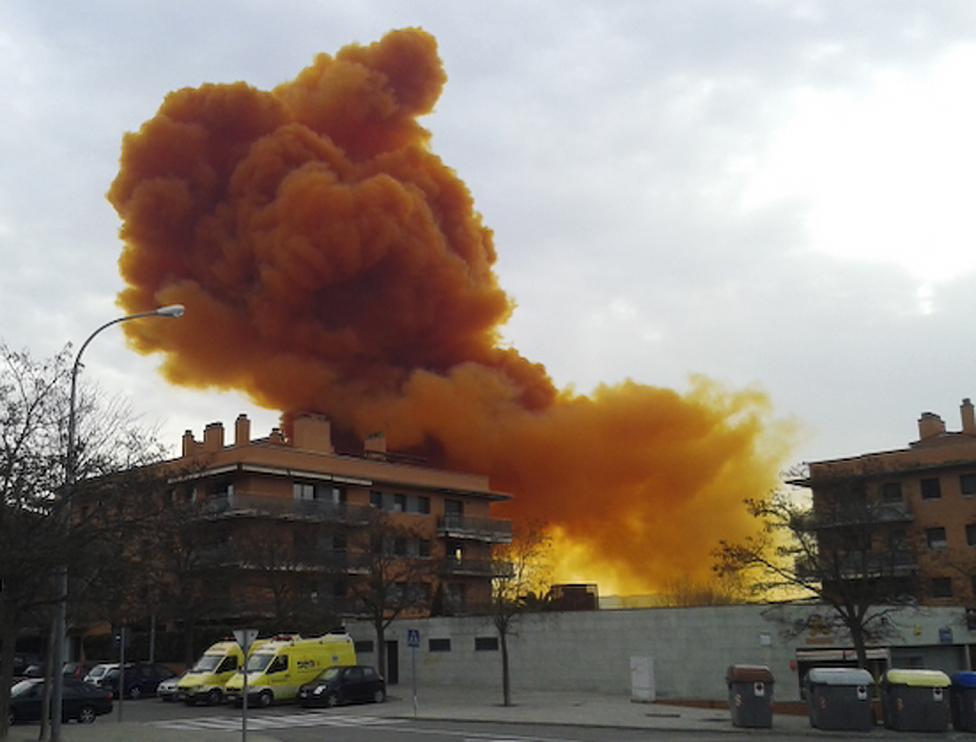 Una nube tóxica de color naranja sobre la ciudad de Igualada, España tras explosión en una planta química, el 12 de febrero de 2015. FOTO REUTERS 