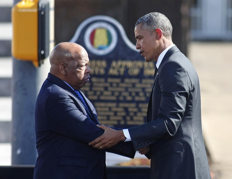 El presidente Obama saluda el congresista John Lewis. FOTO Reuters
