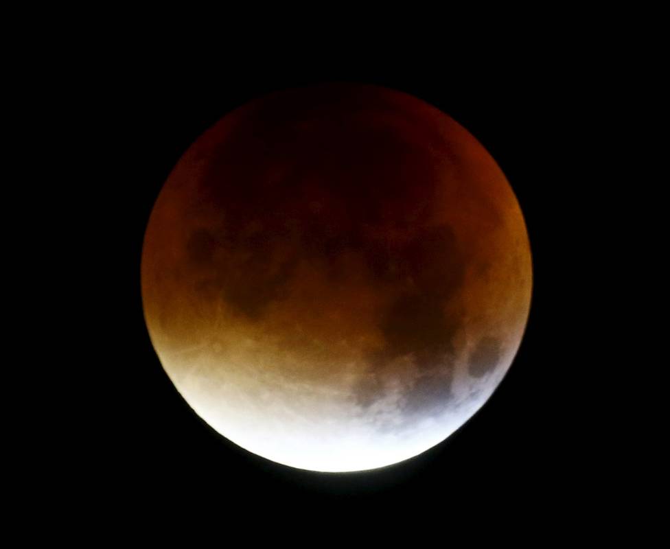 Así se vio la Luna roja en Frankfurt, Alemania. FOTO REUTERS/Kai Pfaffenbach 