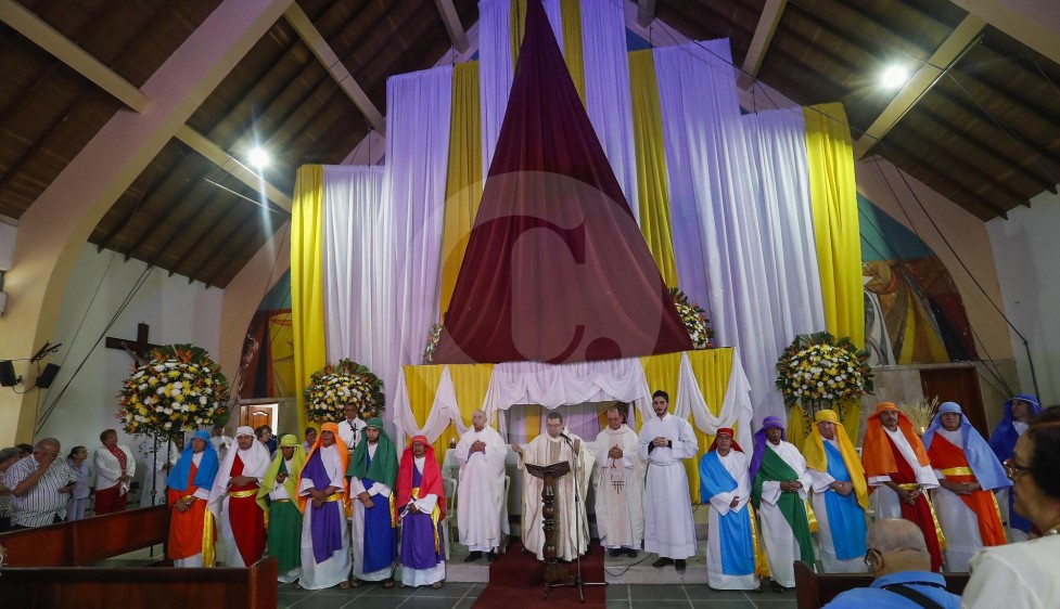 En la parroquia Divino Redentor, en Itagüí, la celebración de la última cena de Jesús fue en vivo. FOTO: Manuel Saldarriaga