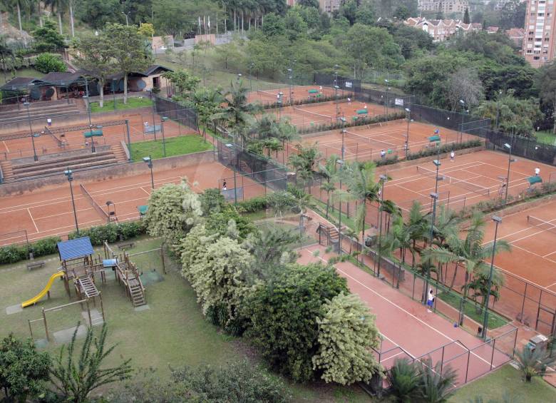 Las canchas de tenis, como la del Country Club de Medellín, volverán a contar con sus practicantes. FOTO Manuel Saldarriaga