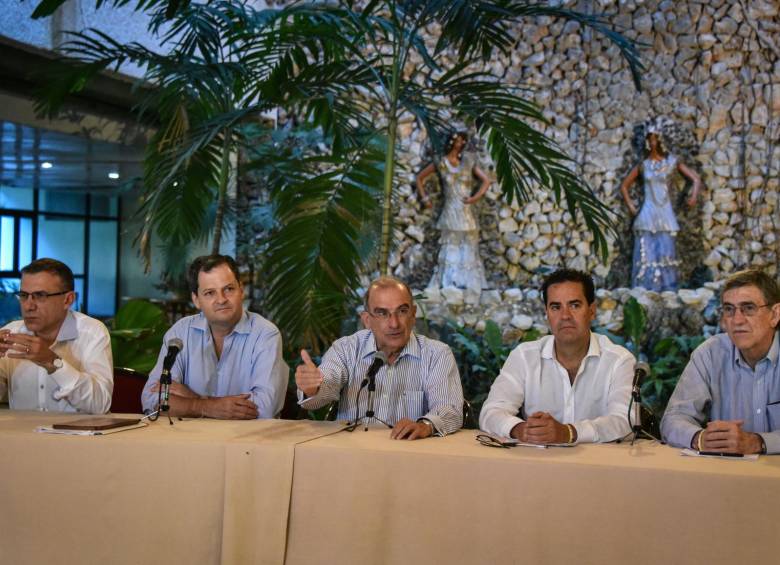 En diferentes escenarios el equipo negociador del Gobierno, encabezado por Humberto de la Calle, ha venido explicando lo que se acordó el jueves pasado con las Farc sobre el cese el fuego, el desarme, la refrendación y la seguridad. FOTO AFP