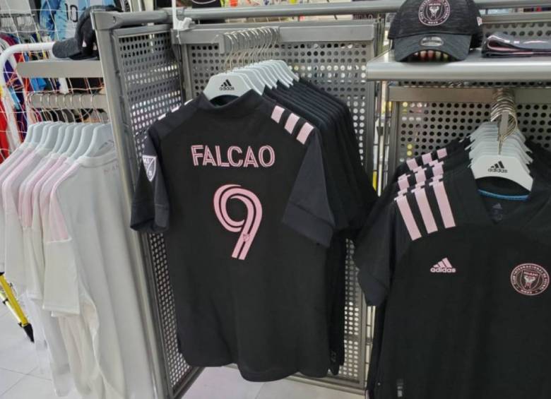 Imágenes de la camiseta del Inter de Miami con el nombre de Falcao. FOTO CORTESÍA MIAMIDIARIO