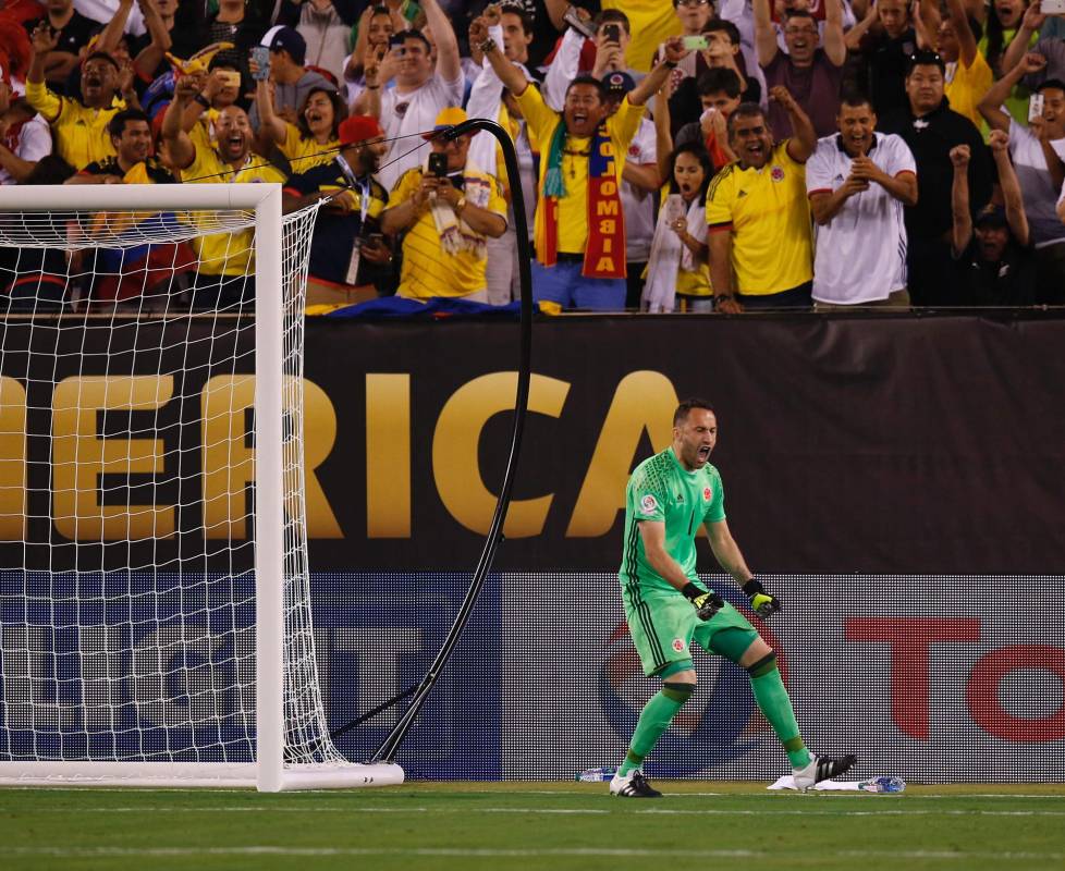 Ospina celebró la tapada del penal. FOTO AFP