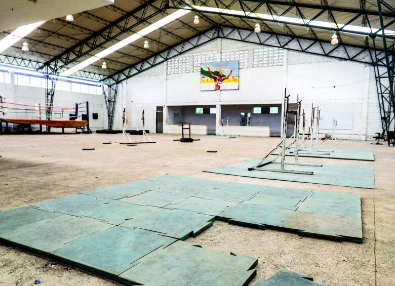 En estas condiciones está el coliseo Abelardo Parra donde entrena la cantera de boxeo de la región. Al fondo, se destaca una foto de Caterine Ibargüen. FOTOS MANUEL SALDARRIAGA