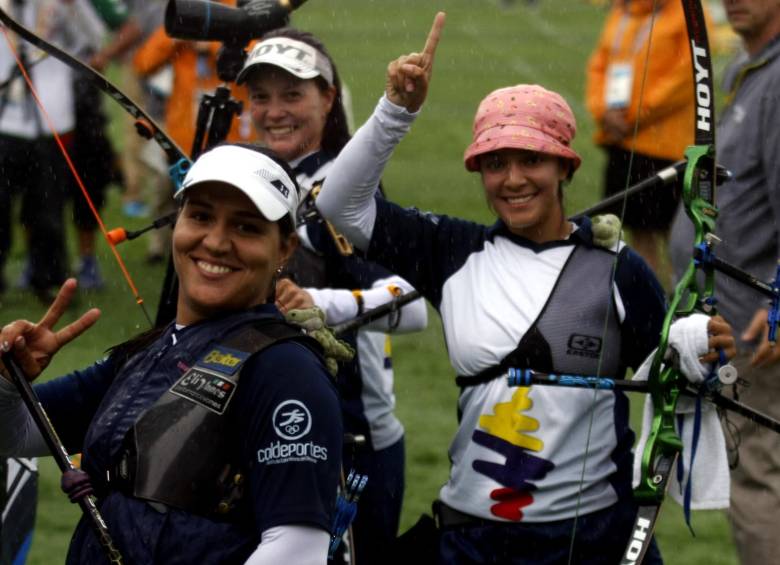 Las arqueras de Colombia Ana María Rendón, María Alejandra Sepúlveda y Natalia Sánchez celebran el primer lugar por equipos en los Juegos Panamericanos. FOTO Colprensa