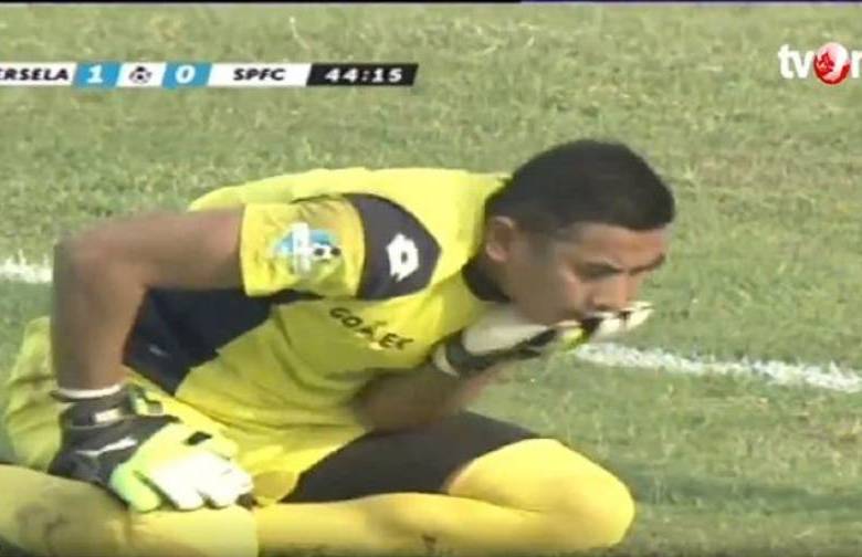 Rodrigues impactó fuertemente con sus piernas al arquero, que quedó tendido en el piso dando muestras de mucho dolor.