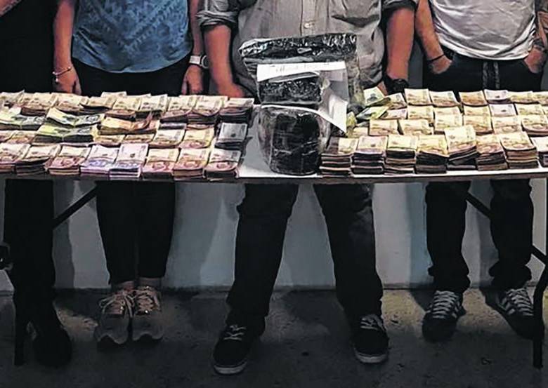 Los cinco detenidos, provenientes de Bogotá, llegaron al aeropuerto Bonilla Aragón con $1104 millones en efectivo. FOTO COLPRENSA - EL PAÍS