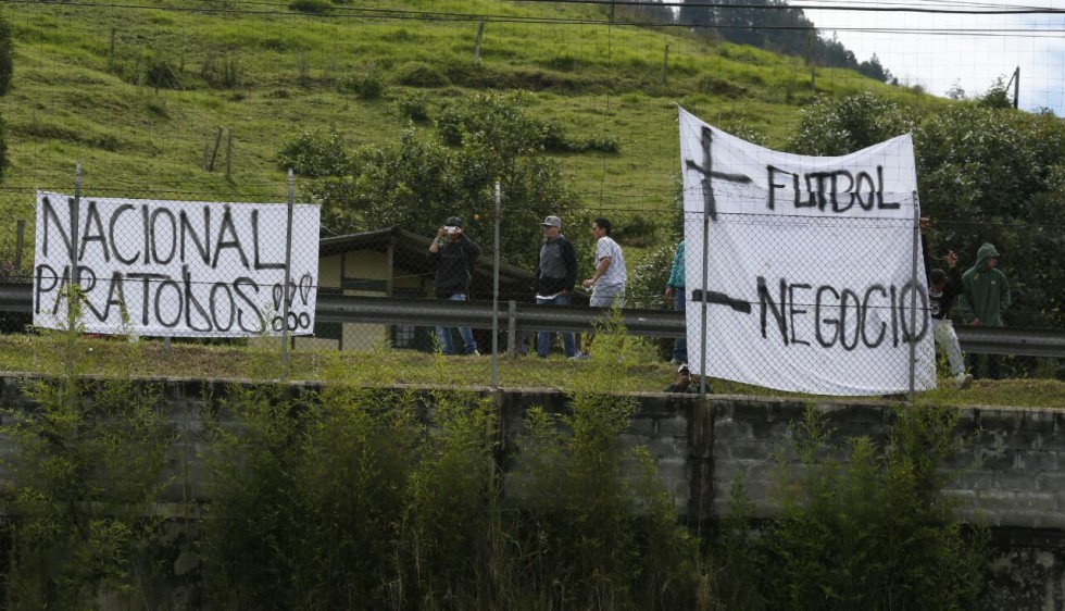 Un puñado de aficionados de Atlético Nacional protestó este martes por los elevados precios de los abonos para el segundo semestre del 2017. FOTO JUAN ANTONIO SÁNCHEZ