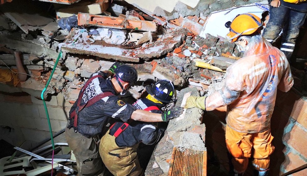 Ocho horas continuas de rescate permitieron hallar tres personas con vida bajo los escombros. FOTOS CORTESÍA DAGRD
