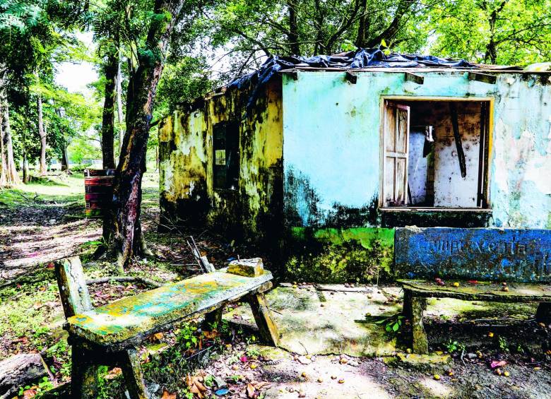 Las condiciones de varias instalaciones al aire libre, como esta en el barrio Jesús Mora, no recibieron atención oportuna y lucen así. FOTOS MANUEL SALDARRIAGA