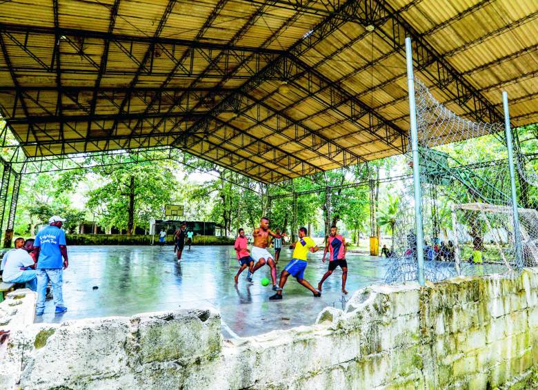 Placa del barrio La Playa, una de las más tradicionales del municipio de Turbo que ya cuenta con dos canchas sintéticas profesionales y tendrá este año tres más. FOTOS MANUEL SALDARRIAGA