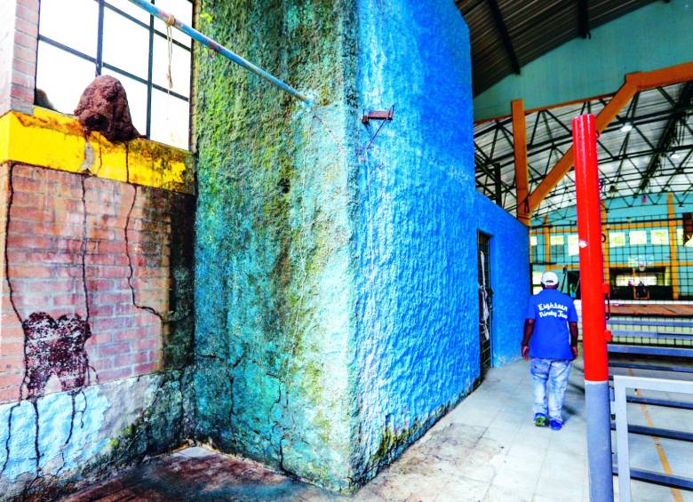 La tremenda humedad de la región se junta con el abandono y la falta de mantenimiento, como se aprecia en el coliseo Bruno Martínez. FOTOS MANUEL SALDARRIAGA