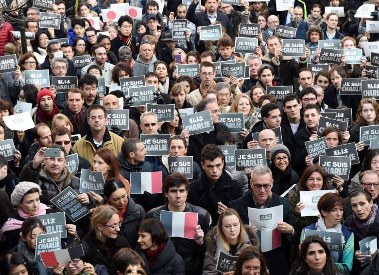 Tal como Rhazoui, millones de personas han expresado su indignación por el ataque terrorista a un medio de comunicación, en Francia y el mundo. FOTO AFP