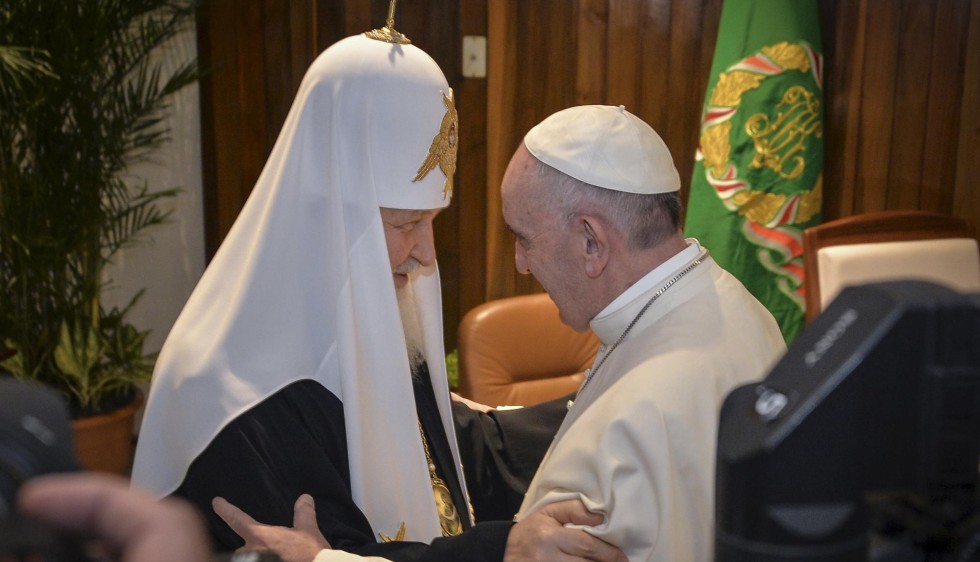 Con un fuerte abrazo se reunieron los líderes religiosos. FOTO Reuters