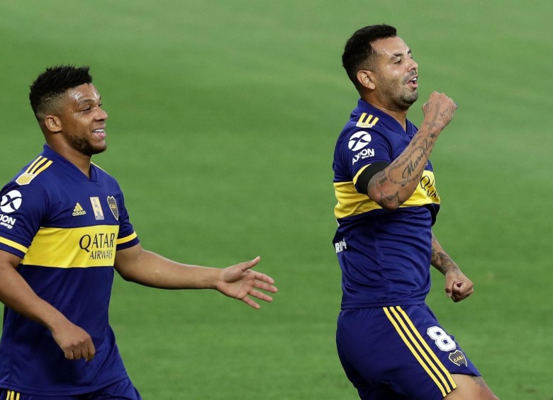 Frank Fabra celebra con Edwin Cardona el primero de los dos tantos que el antioqueño marcó con Boca Juniors en La Bombonera. FOTO AFP