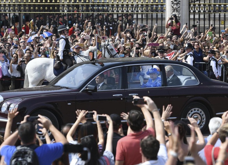 La Reina Isabel II en camino al Parlamento donde leyó el discurso legislativo. FOTO: EFE