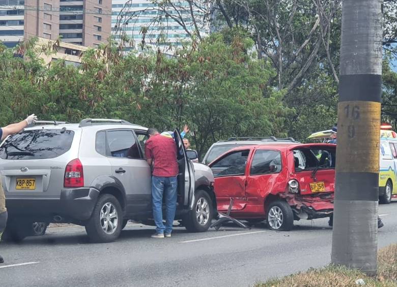 Así fue el accidente en la Autopista Sur, que dejó dos personas heridas en la tarde de este sábado. FOTOS: Javier Macías.