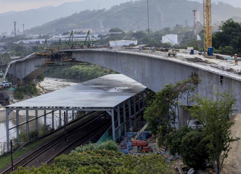 En estos momentos los constructores intensifican los trabajos para unir los tramos oriental y occidental de este puente que se conectará con el complejo vial Santa Madre Laura en el norte de Medellín. Unirá las dos vías regionales. FOTO Juan Antonio Sánchez
