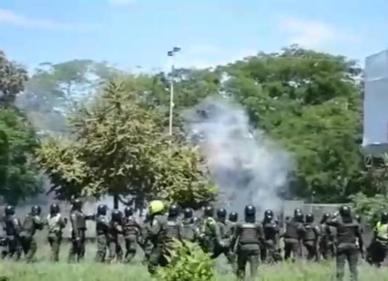 El uniformado de 43 años habría sido impactado con un artefacto explosivo artesanal. FOTO CORTESÍA