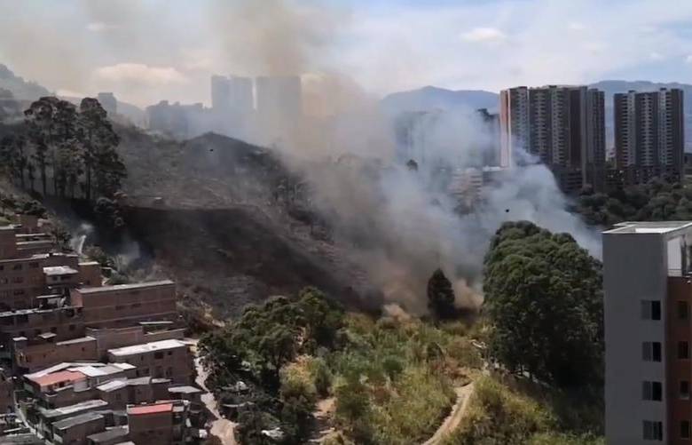 Al principio las llaman amenazaban la zona residencial. FOTO CUENTA DE TWITTER @CIUDADSUR_