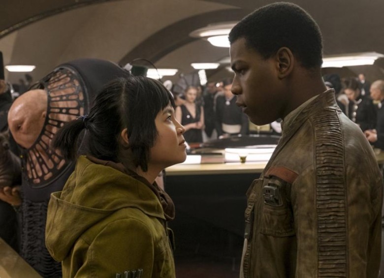 John Boyega (Finn) y Kelly Marie Tran (Rose Tico) han sido víctimas de ataques por redes sociales de los fans racistas de Star Wars. Foto: Cortesía