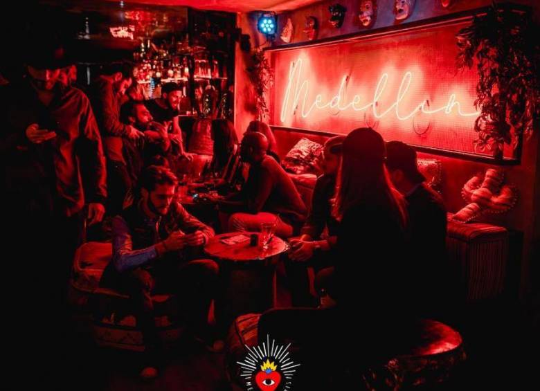 El bar Medellín París queda en una calle concurrida de la capital francesa. Foto: Instagram @MedellinParis 