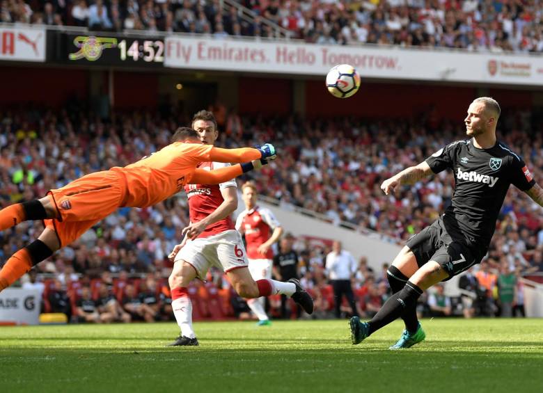 David Ospina respondió cuando fue exigido por los jugadores del West Ham. Acá, oportuno en el rechazo. FOTO reuters