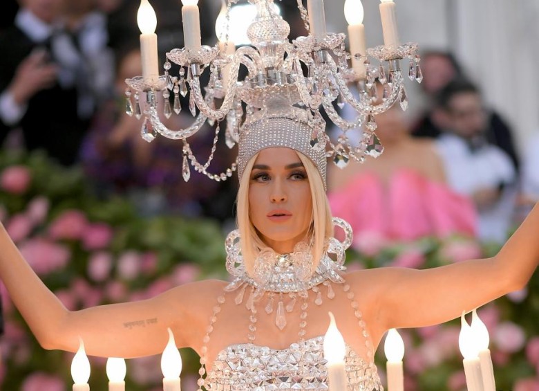 Katy Perry vestida de candelabro para la gala Met 2019. Foto: AFP 