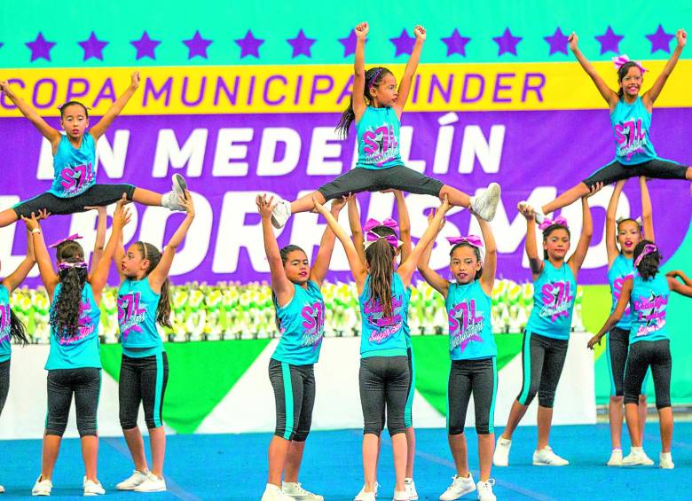 Los pompones sincronizados y la elasticidad, claves en el porrismo. FOTO cortesía Inder Medellín