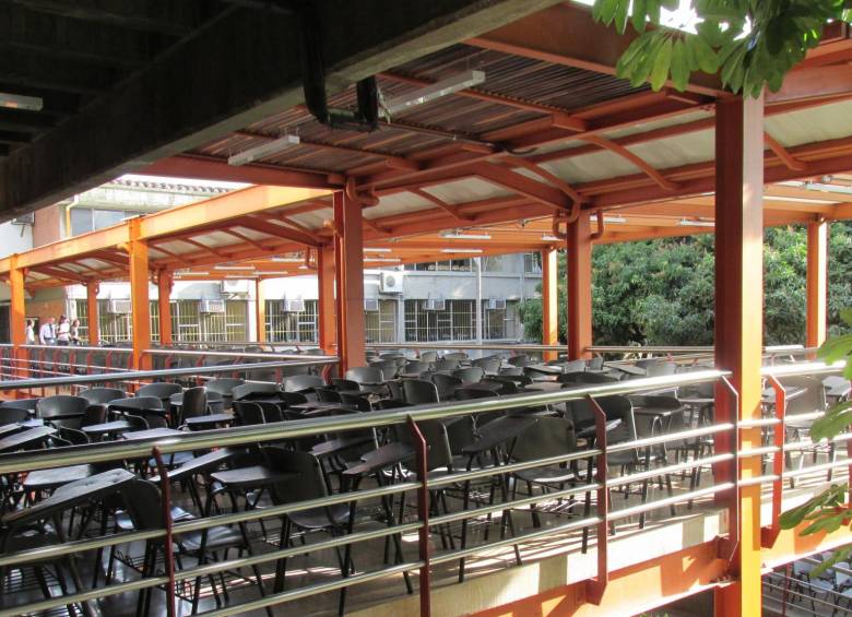 Alumnos del Politécnico Jaime Isaza Cadavid que llevan más de un mes en paro, bloquearon con sillas el ingreso al edificio administrativo de la institución educativa. FOTO CORTESÍA