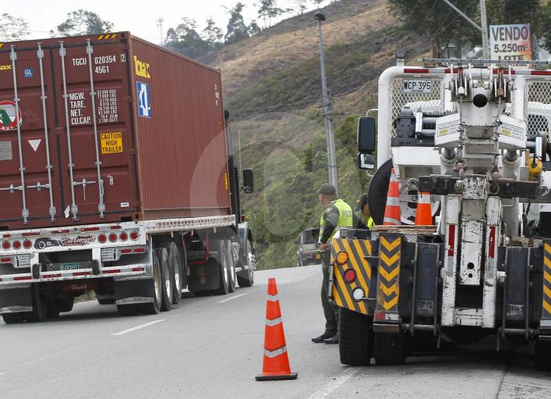 A partir de hoy se harán en Antioquia dos caravanas diarias de camiones escoltados (8 a.m. y 4 p.m.) en cuatro rutas, de Medellín hacia Costa Atlántica, Buenventura, Bogotá y Urabá. FOTO Jaime Pérez
