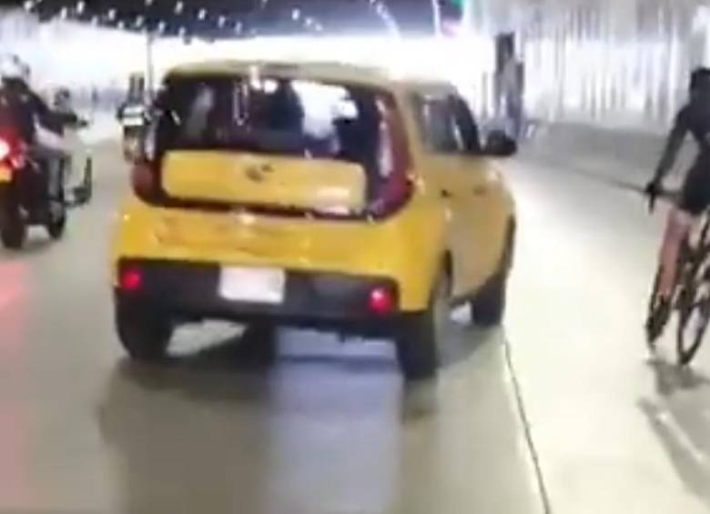 Captura de pantalla del video en el que taxista amenaza con atropellar a ciclista en Medellín. FOTO Video tomado de Twittter @HiguitSergio
