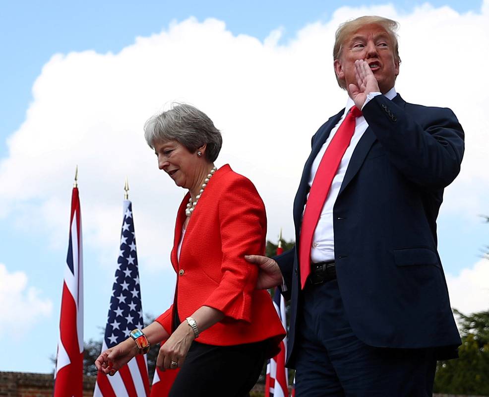 La primera ministra británica, Theresa May, y el presidente de Estados Unidos, Donald Trump, se marchan después de una conferencia de prensa conjunta en Chequers, la residencia oficial del primer ministro, cerca de Aylesbury, Gran Bretaña, el 13 de julio de 2018. La fotógrafa de Reuters Hannah McKay dijo: “Esta fue la tercera y la última vez que estuve fotografiando a Donald Trump durante su visita de trabajo al Reino Unido, noté que tenía una tendencia a sostener a Theresa May de la mano cuando usaban las escaleras, así que me quedé en el suelo durante quince minutos esperando a que la pareja Salga por algunos pasos. Mientras lo hacían, Trump tomó a May por el brazo y gritó sobre su hombro, “Sí” en respuesta a la pregunta “Sr. Presidente, ¿le dirá a Putin que se mantenga al margen de las elecciones de los Estados Unidos? “- de un periodista en la conferencia de prensa”. REUTERS / Hannah McKay 