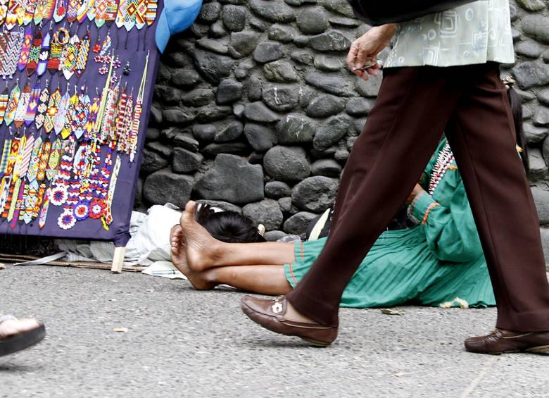 En diversas actividades se desempeñan los indígenas en Medellín, pero la mayoría son comerciantes ambulantes. Ellos luchan por defender sus derechos y conservar su cultura en una ciudad que con su ritmo urbano lo absorbe todo. FOTO donaldo zuluaga velilla