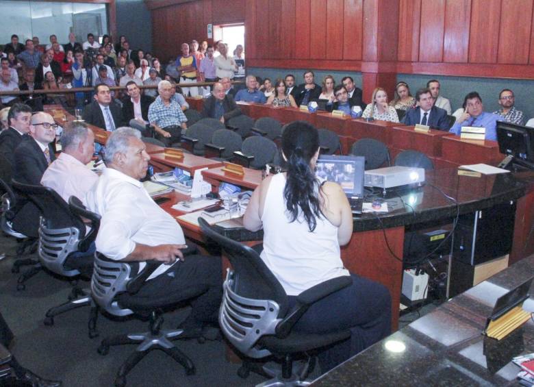 El recinto del Concejo Municipal fue el espacio para la discusión sobre la conveniencia o no de que la corporación aprobara la realización de una consulta popular para decidir el regreso o no de Envigado al Área Metropolitana. FOTO cortesía