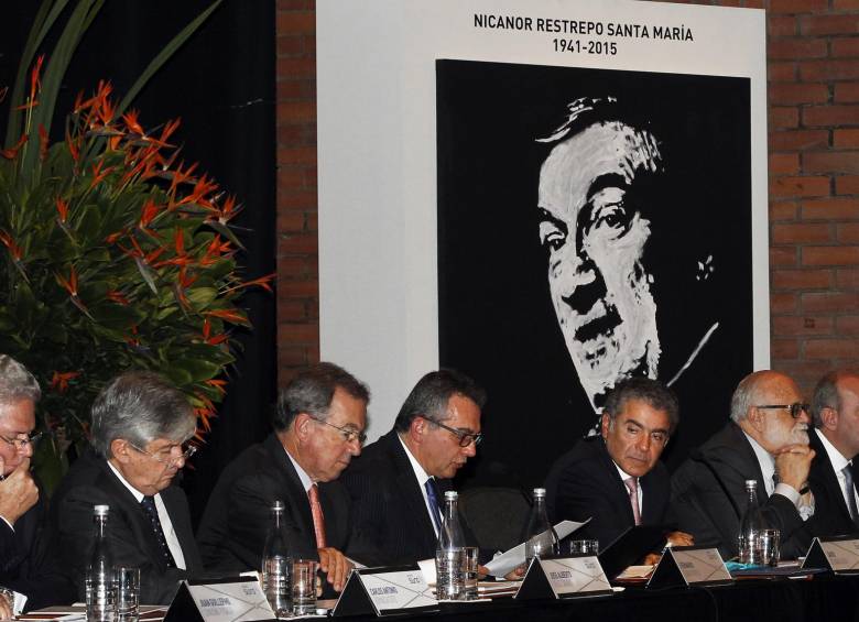 En la asamblea de accionistas del Grupo de Inversiones Suramericana, celebrada ayer en el Teatro Metropolitano, se rindió homenaje a quien por 20 años fuera el líder de ese conglomerado: Nicanor Restrepo Santamaría, fallecido el pasado 14 de marzo. FOTO jaime pérez.
