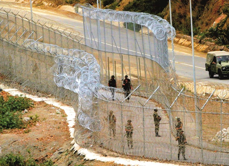 Soldados españoles patrullan a lo largo de la barrera que separa el enclave español de Ceuta, en el norte de África, de Marruecos, en Castillejo. FOTO REUTERS