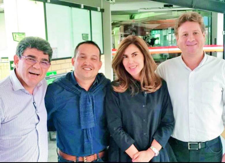 De izquierda a derecha, los precandidatos Carlos Mario Cuartas y Daniel Galeano, Nubia Stella Martínez, directora nacional del Centro Democrático y el precandidato Daniel Márquez. FOTO cortesía