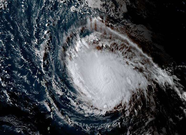 El huracán Irma se aproxima con categoría 5, la máxima, a las islas del Caribe, y luego podría llegar a Estados Unidos. FOTO: AFP 