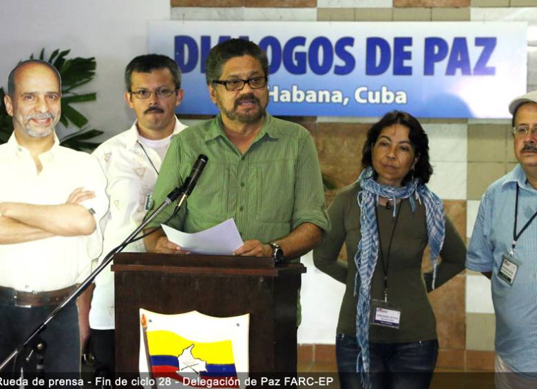 En varias de las alocuciones, los delegados de las Farc en los diálogos exponen una foto de “Simón Trinidad”. FOTO cortesía