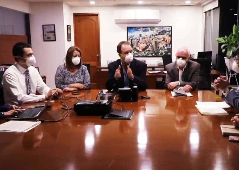 En la empresa Metro las reuniones con extranjeros se hacen con tapabocas. FOTO: Captura de Video