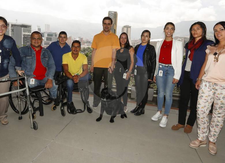 Este es parte del personal vinculado a EPM. En el centro está Ricardo Castrillón con su perra lazarillo Macarena. FOTO jaime pérez